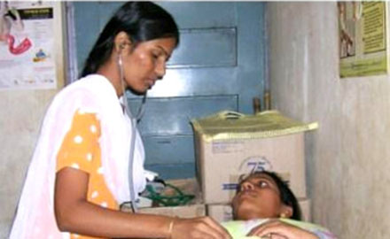 Dr. Kanchan Agrawal is giving treatment to patient